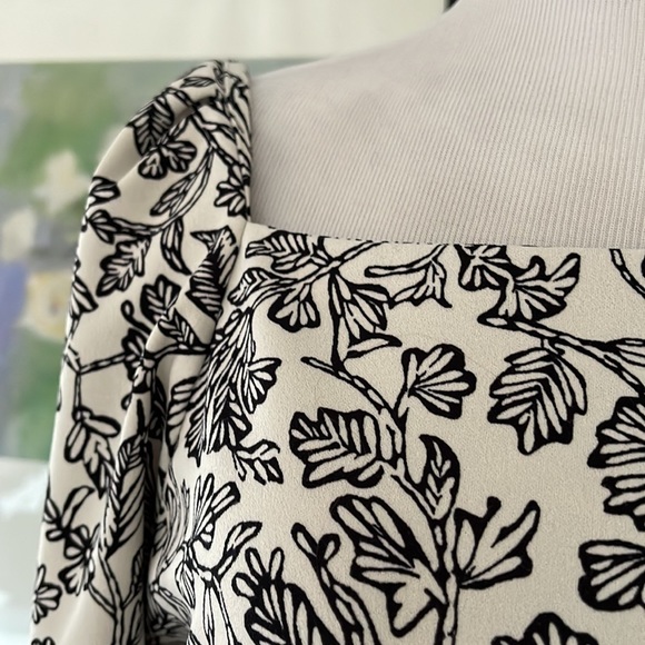 Ladies medium three-quarter sleeve blouse - Picture 2 of 6